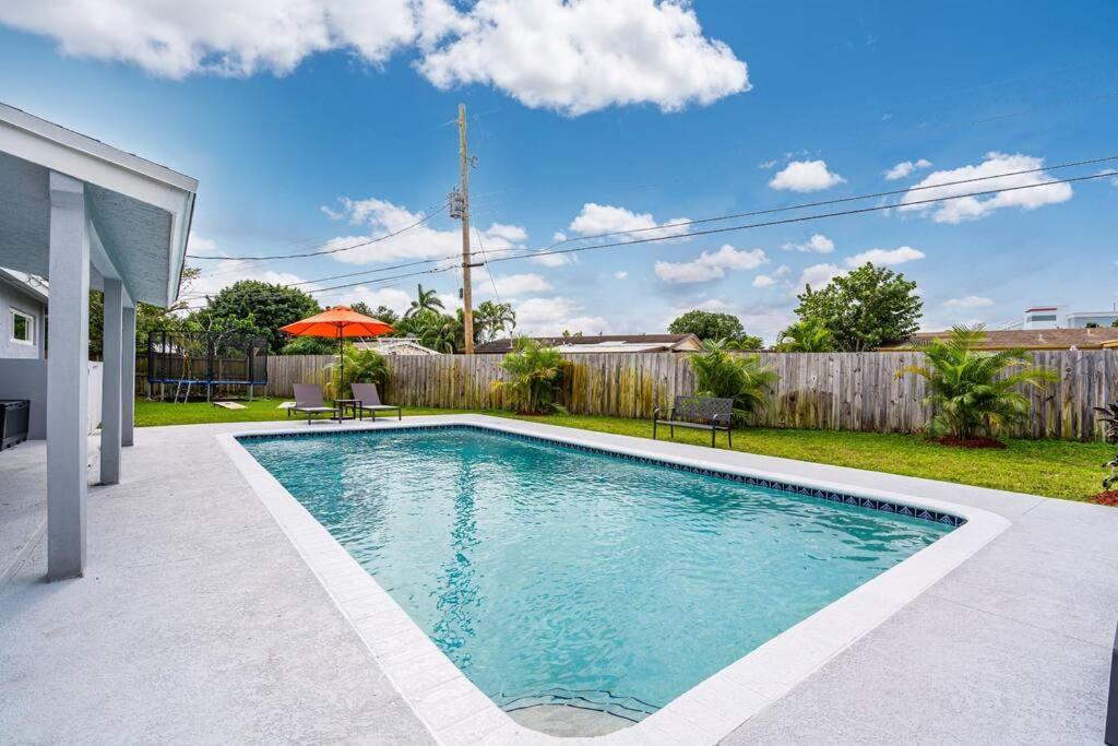 Casa de férias Spacious 5 Bedrooms With Large Pool, 12 Minutes To The Ocean *