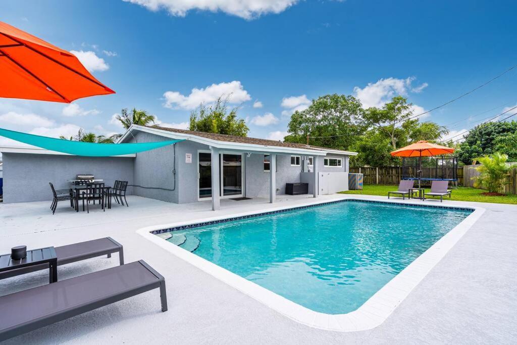 Spacious 5 Bedrooms With Large Pool, 12 Minutes To The Ocean Casa de férias
